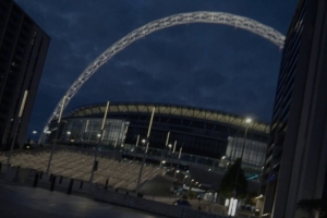 温布利球场将迎来欧洲杯半决赛与决赛，无人机表演已率先上演为赛事预热。