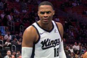 球迷高呼“威铁”，威少现场回击并用“金鸡独立”命中予以回应！