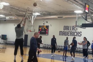 安东尼·戴维斯在独行侠队的训练中投篮练习